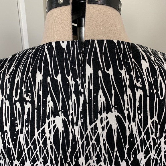 David Meister sheath dress with pleated cap sleeve - Picture 4 of 8